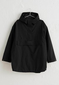 Veste à capuche noire avec une poche avant, des fermetures à pression et des manches longues. Fabriquée en tissu mat, elle présente un design simple et minimaliste.