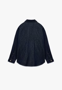 Mørk denimskjorte med lange ærmer, knaplukning ved håndleddene og klassisk krave. Har buet søm og subtil tekstur, ingen synlige udsmykninger.