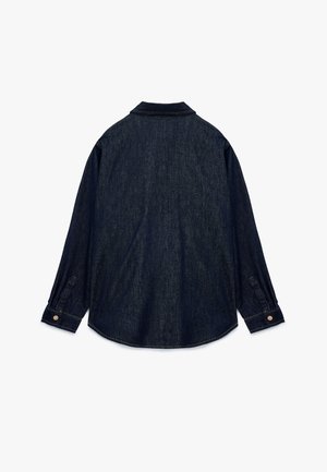Camisa de mezclilla oscura de manga larga, con puños abotonados y un cuello clásico. Presenta un dobladillo curvado y una textura sutil, sin adornos visibles.