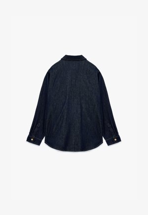 Camisa de mezclilla oscura de manga larga, con puños abotonados y un cuello clásico. Presenta un dobladillo curvado y una textura sutil, sin adornos visibles.