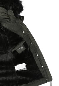 Winterjas met zwarte nepbontvoering, donkergroene buitenstof, drukknoopsluiting en een binnenzak gemarkeerd met een koptelefoonicoon.