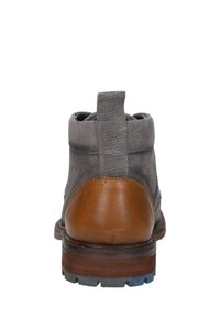 Grijze suède enkellaars met een bruine leren hak, voorzien van een trekkoord aan de achterkant en een duurzame blauwe rubberen zool.