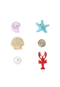 Set di sei spille decorative: conchiglia a spirale rosa, stella marina blu, conchiglia dorata, perla bianca, gruppo di strass e aragosta rossa. Varie texture e colori.