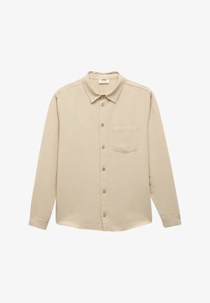 Camisa beige de botón con cuello, un bolsillo en el pecho, mangas largas y botones de madera, hecha de un tejido suave y liso.