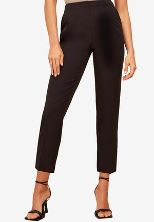 Pantalons noirs ajustés avec une coupe slim, présentant une taille mi-haute, de subtils plis avant et une longueur cropped. Tissu lisse et lignes épurées.