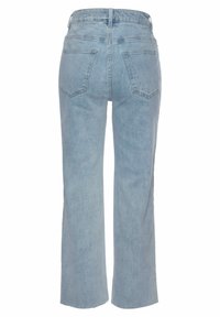 Jean en denim bleu clair avec une coupe droite, dotés d'une taille haute, de cinq poches et d'ourlets effilochés pour un ajustement détendu.