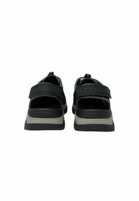 Sandali sportivi neri con accenti grigi, dotati di cinturini regolabili, design con retro aperto e suola testurizzata per una presa migliore.