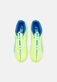 Des chaussures de sport vert lime présentent un design léger, des accents bleus et des détails en maille pour la respirabilité, avec des lacets et des marquages contrastants.