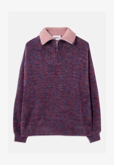 Pulover dintr-un amestec de lână texturată, cu un model cu pete bordeaux și violet, având un guler roz cu model ripsat și detaliu cu fermoar până la jumătate.