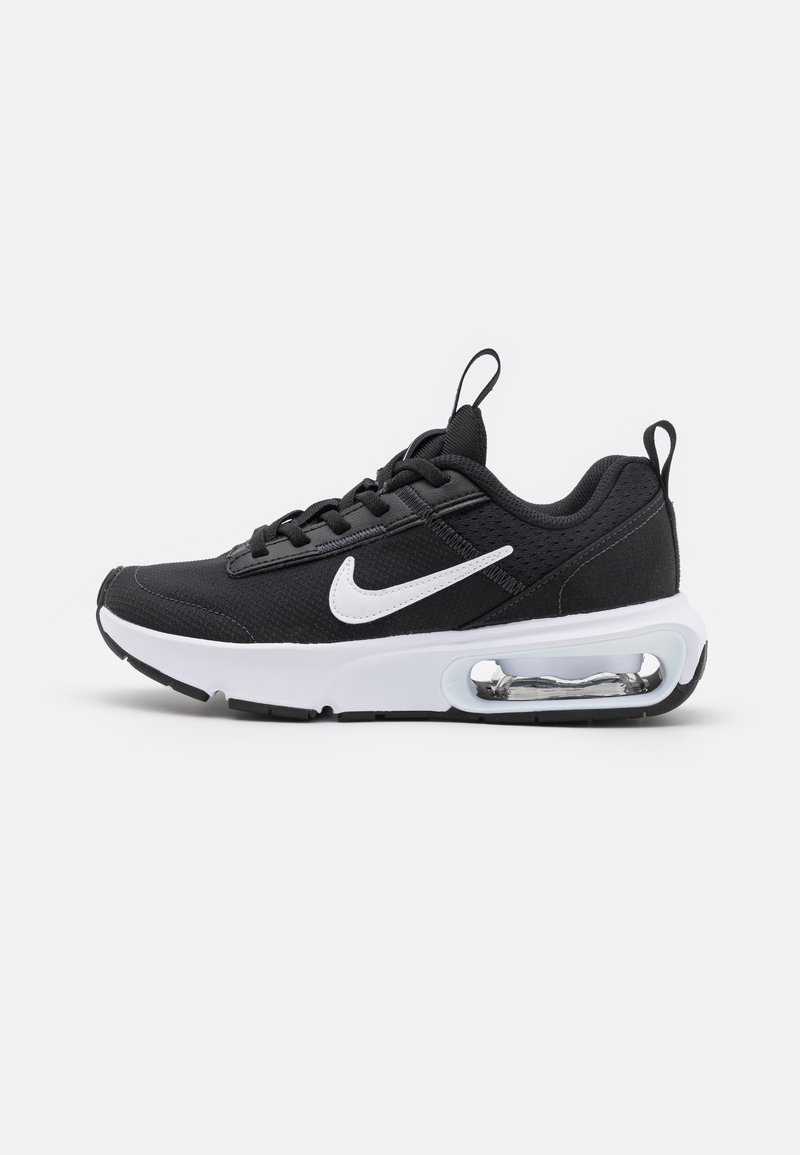 Baskets Nike noir et blanc avec amorti à air visible dans la semelle et logo swoosh blanc sur le côté, photographiées sur fond blanc.