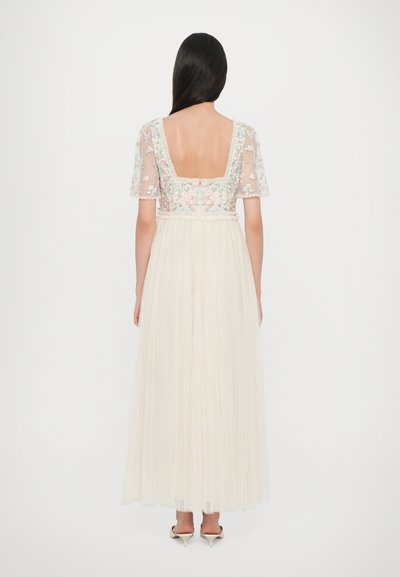 Lang ivoorkleurig jurk met een doorzichtige, bloemen geborduurde corsage, vierkante rug en geplooide tule rok, met korte mouwen en delicate accenten.