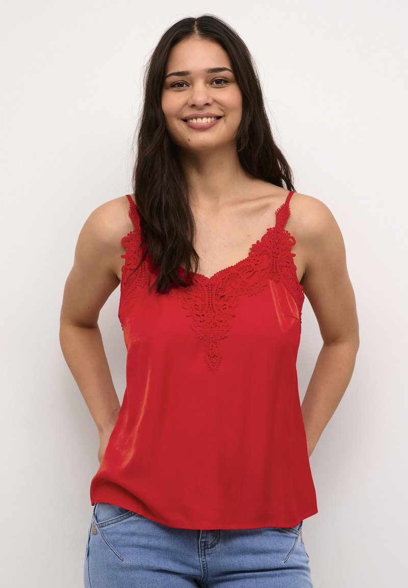 Rote Satin-Trägertop mit Spitze am Ausschnitt und an den Trägern. Der Stoff hat eine glatte Textur und einen leicht glänzenden Finish.