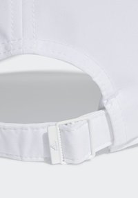 Gorra blanca ajustable de tela suave, con detalles cosidos y cierre de hebilla de plástico. Presenta una textura suave y un diseño limpio.