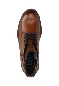 Braune Leder-Ankle-Boots mit dunkelblauen Schnürsenkeln, einer runden Zehenpartie und einer strukturierten Innensohle. Sichtbare Nähte entlang der Kanten.
