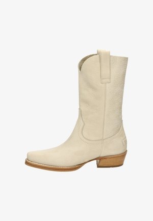 Weißer Leder-Stiefelette mit leichtem Glanz, spitz zulaufender Kappe, niedrigem Holzabsatz und gesteppter Verzierung. Verfügt über eine Zuglasche am oberen Rand.