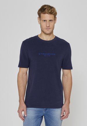 Maglietta in cotone blu navy con scollatura rotonda e maniche corte, evidenziata dal logo "STRENESSE" in blu sul davanti.