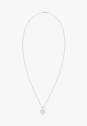 Collier en chaîne argentée présentant un pendentif en forme de cœur transparent avec des facettes pour un éclat, conçu avec un fermoir simple et une texture lisse.