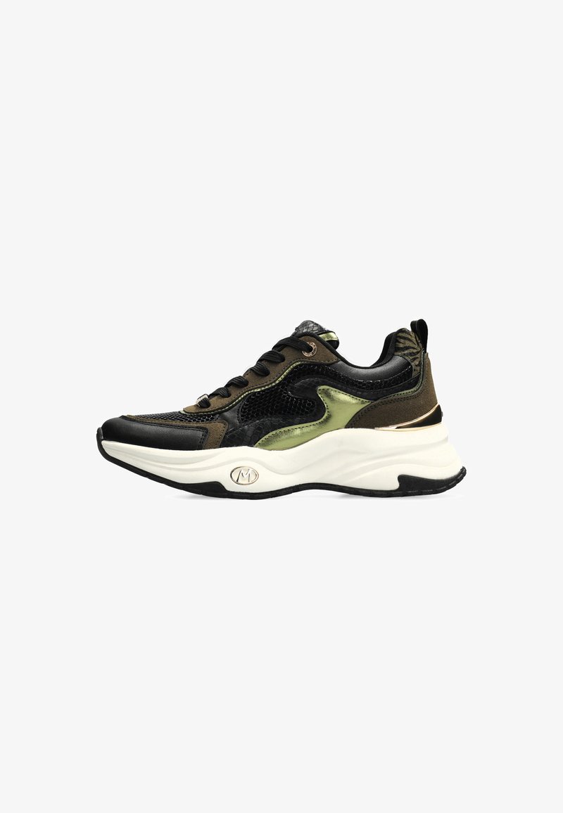 Svarta och olivgröna sneakers med texturerade paneler, reflekterande detaljer och en tjock vit sula. Utrustade med svarta snören och varumärke på sidan.