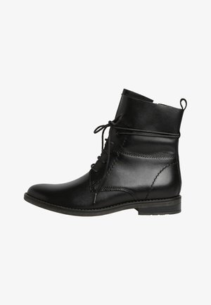 Juodos odinės kulkšninių botų su apvalia nosimi, raišteliais priekyje, siuvinėjimu ir žemu, sluoksniuotu kulnu. Lygi tekstūra ir elegantiškas dizainas.