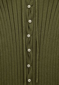 Oliwkowy kardigan z ribbowanego dzianiny z centralnym zapięciem na pięć białych guzików oraz skręconym detalem wzdłuż zapięcia.