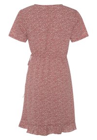 Robe florale rouge à manches courtes, tissu doux, motif de fleurs blanches, taille élastique et détail à volant sur l'ourlet. Vue de dos présentée.