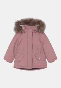 Veste isolée rose avec capuche doublée de fourrure, deux poches frontales et accents en métal doré. Présente un design matelassé et une taille élastique.
