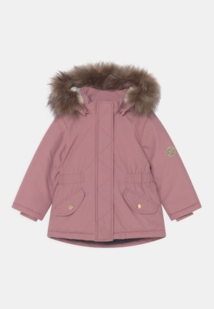 Veste isolée rose avec capuche doublée de fourrure, deux poches frontales et accents en métal doré. Présente un design matelassé et une taille élastique.