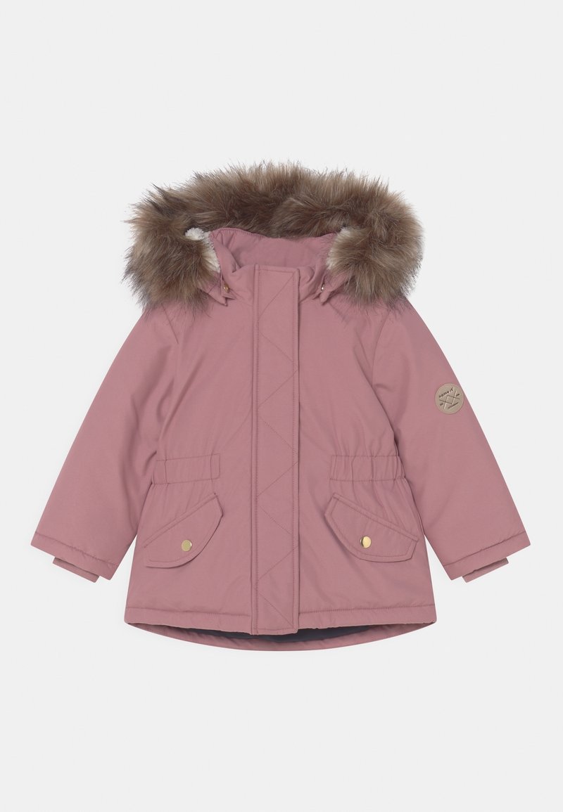 Veste isolée rose avec capuche doublée de fourrure, deux poches frontales et accents en métal doré. Présente un design matelassé et une taille élastique.