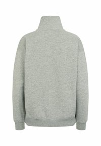 Šedá mikina s vysokým golierom, dlhými rukávmi a rebrovanými manžetami a spodným okrajom. Vyrobená z mäkkej, štruktúrovanej tkaniny. Bez viditeľných dizajnov alebo vzorov.