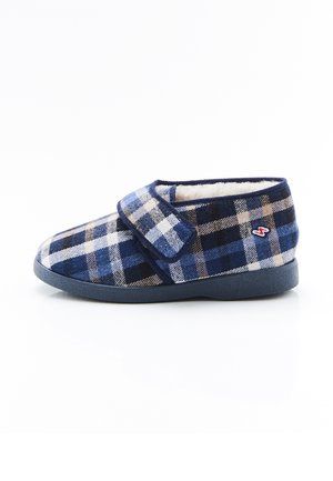 Pantofole a quadretti blu e bianco con strap in Velcro e morbido rivestimento interno su suola blu scuro, vista laterale.