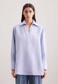Camicia a maniche lunghe a righe blu chiaro con colletto, vestibilità comoda e spacco laterale all'orlo; realizzata in tessuto traspirante.