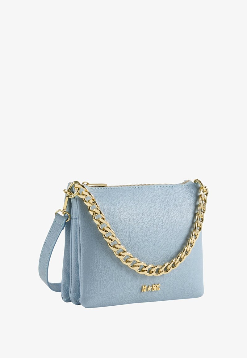 Borsa a tracolla in pelle azzurra con dettagli in catena dorata, chiusura con zip e logo. Presenta una superficie testurizzata e una tracolla rimovibile.
