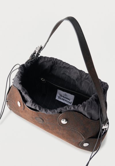 Hnedá kožená kabelka s textúrou, čiernym vnútrom na šnúrku z látky, striebornými zapínacími gombíkmi a štítkom s nápisom "Vivienne Westwood" vo vnútri.