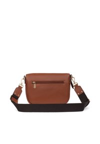 Borsa a tracolla in pelle marrone con finitura testurizzata, chiusura a pattina, accessori in oro, tasca frontale con zip e tracolla nera rimovibile.
