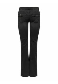 Jeans de mezclilla negros acampanados con cintura media, que presentan dos bolsillos traseros con detalles de botones y una textura suave.