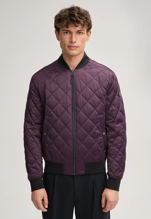 Gequilted bomberjack in donkerpaars, met een voorste ritssluiting, ribbelige zwarte manchetten en zijzakken. Gladde synthetische stof met een matte afwerking.