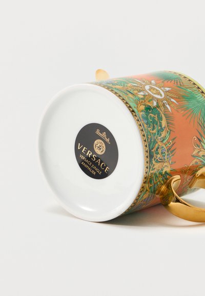 Κούπα Porcelain Versace Jungle Animalier με περίτεχνα πράσινα και πορτοκαλί ανθικά σχέδια και χρυσή λαβή, φωτογραφημένη από τη βάση.
