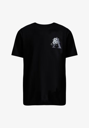Schwarzes kurzärmliges T-Shirt mit einem großen Buchstaben "A", verziert mit detaillierten weißen und grauen Blumendesigns auf der oberen linken Brustseite.