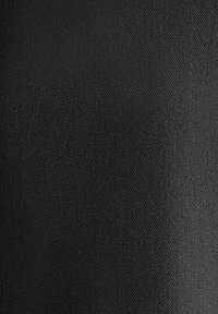 Tissu noir texturé avec une surface lisse et un motif de tissage diagonal subtil, adapté à diverses applications telles que l'ameublement.