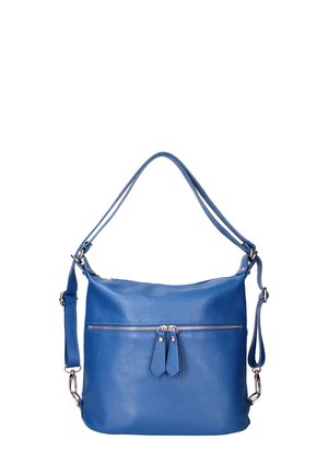 Sac à épaule en cuir bleu avec une finition texturée, fermeture zippée sur le dessus, poche zippée à l'avant et sangle réglable. Comprend deux pompons sur la fermeture éclair.