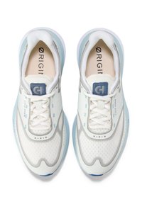 Weiße Sportschuhe aus Netzmaterial mit hellblauen Akzenten und einem strukturierten Muster. Sie verfügen über ein Schnürdesign und ein Logo auf der Zunge.