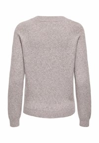 Pull en tricot gris clair en tissu doux. Encolure ronde avec manches longues et poignets côtelés, présentant une coupe décontractée et ample.