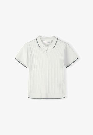 Biały krótki rękaw sweterkowej koszulki polo z pionowym prążkowaniem i czarną lamówką na kołnierzu, mankietach i dolnym brzegu, rozłożony na białym tle.