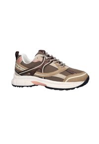 Bruine en beige mesh sneaker met witte gevoerde zool, vetersluiting en zwarte rubberen profielzool, getoond vanuit de linkerkant op een witte achtergrond.