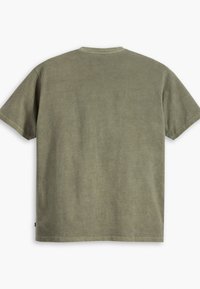 T-shirt en coton uni vert olive à manches courtes, col rond, vu de dos, avec des coutures visibles sur les manches et l’ourlet.