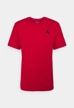 Rotes T-Shirt mit kurzen Ärmeln und Rundhalsausschnitt mit kleinem schwarzem Jumpman-Logo auf der linken Brust, schlichtes Design.
