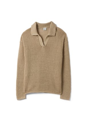 Beiger Strickpullover mit langen Ärmeln und einem umgeschlagenen Kragen mit tiefem V-Ausschnitt, flach auf einem weißen Hintergrund liegend.