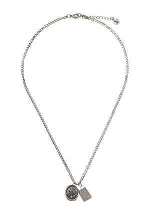 Sølvkæde med rund vedhæng med præget design og et fladt rektangulært charme. Glat tekstur, minimalistisk design.