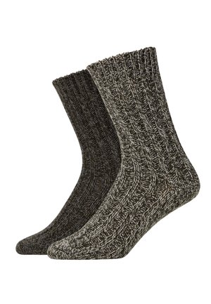 Zwei Paar gestrickte Socken, eine in Dunkelgrau und die andere in einem helleren Grau, mit einem gerippten Muster und kontrastierenden gesprenkelten Motiven.