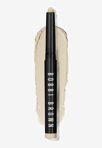 Bobbi Brown concealer potlood in zwarte behuizing met witte tekst. Crèmekleurige productswatch ernaast. Soepele textuur en afgeronde punt.